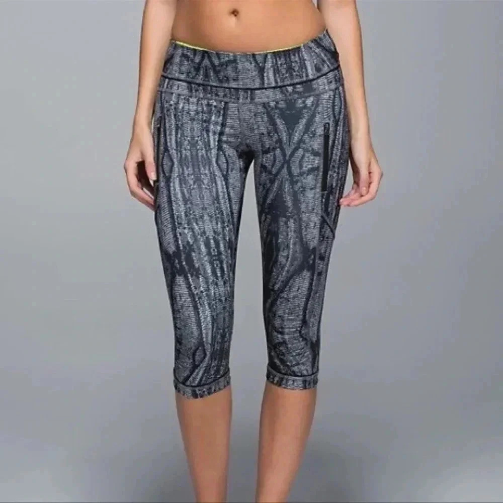 Lululemon Passion Crop II Subtle Serpent, Size‎ 8 Australian Release